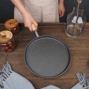 Chảo gang chống dính đáy phẳng tay cầm gỗ Chảo gang đổ bánh xèo chiên rán trứng ốp