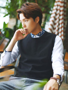 เสื้อกั๊กถักแขนกุดคอตั้งสีพื้นสำหรับผู้ชาย ทรงบาง แฟชั่นฤดูใบไม้ร่วง ผ้าฝ้ายผสมไนลอน ทรงปกติ ไม่ต้องรีด