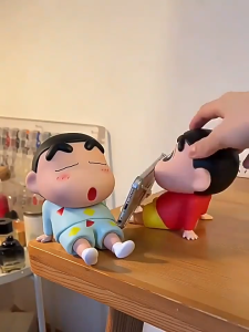 ที่วางโทรศัพท์มือถือน่ารัก ตกแต่งเดสก์ท็อป ของขวัญสร้างสรรค์ ที่วางโทรศัพท์มือถือสไตล์อะนิเมะชินจังที่ตั้งโทรศัพท์ NAM ตุ๊กตาพีวีซี ที่วางโทรศัพท์สร้างสรรค์ สนับสนุนการสนับสนุน ที่ยึดโทรศัพท์มือถือ ของตกแต่งโต๊ะ ที่วาง