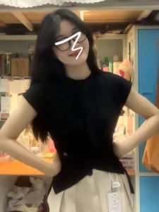 French Style Design Chic Black Short Sleeve Womens Summer Small Slim Fit Slimming T-shirt Asymmetrical Sweet and Spicy Tops