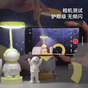 Đèn Bàn Phi Hành Gia Sáng Tạo Kết Hợp Ngăn Đựng Bút Ánh Sáng LED Có Tính Năng Bảo Vệ Mắt