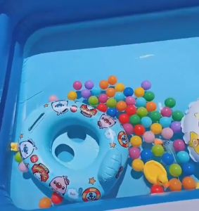 ไม่ส่งกลิ่นเหม็น ขนาดใหญ่ เป็นพื้นเป่าลมกันกระแทก สระว่ายน้ำเป่าลม ส่งปั๊มลม สระว่ายน้ำเป่าลมทรงสี่เหลี่ยม