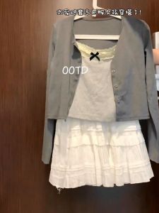 เสื้อคาร์ดิแกนไหมน้ำแข็งสีเทาบางสำหรับผู้หญิง ฤดูร้อน 2025 เสื้อคลุมกันแดดแบบสวมไหล่ ชุดเดรสยาวคลุมเข่า เสื้อผ้าทำงานสไตล์เกาหลี