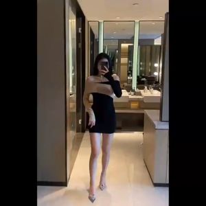 CCkoss ตัดกันสีตัดชุดเซ็กซี่ที่ไม่มีสายหนังบางกระชับสัดส่วนการออกแบบความรู้สึกของความระมัดระวังเครื่องกระเป๋าสะโพกกระโปรงหญิงฤดูใบไม้ร่วง