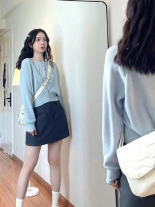 ชุดเสื้อถักนิตติ้งสไตล์นุ่มๆ สำหรับผู้หญิง ฤดูใบไม้ร่วง 2024 ใหม่ เสื้อคาร์ดิแกนเปิดไหล่ เสื้อกั๊ก เสื้อตัวบนสองชิ้น สไตล์เรียบง่าย