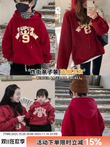 เสื้อสเวตเตอร์สีแดง แฟชั่นครอบครัว 3 ชิ้น 4 ชิ้น สำหรับคุณแม่และลูกชาย ผ้ากำมะหยี่ แขนยาว ปกติ คอกลม สำหรับฤดูใบไม้ร่วง