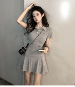 ชุดเดรสคอโปโลสีเทาสำหรับผู้หญิง ทรงเข้ารูป กระโปรงทรงหางปลาสั้น ฤดูร้อน 2025 ชุดเดรสแขนสั้นทรงเอเอวสูง