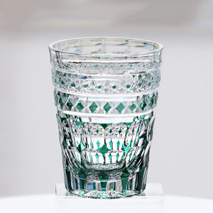 แก้วทัมเบลอร์วิสกี้ของ Edo Kiriko ทำสีเป่าด้วยมือสลักลายนูนและดอกเบญจมาศกล่องของขวัญ