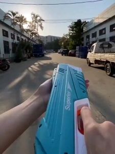 { "เป็นสำนวนของยิง 2000 เมตร💦 ปืนฉีดน้ำไฟฟ้า แบตเตอรี่ x1 ดูดน้ำอัตโนมัติ ความจุน้ำ 1000ML ดึงด้วยมือ ไฟฟ้าระเบิด ปืนฉีดน้ำสงกรานต์ ปืนฉีดน้ำของเล่น ปืนฉีดน้ำเด็ก ของเล่นปืน ปืนฉีดน้ำเด็กสงกรานต์ ปืนฉีดน้ำแรง ของเล่นปืน