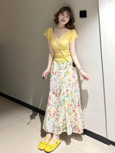 2025 Summer Fashion Dopaamine Knitted Short Sleeve V-Neck Top And Floral Half Skirt Set Slimming Effect  Style Polyester