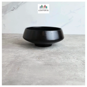 The Leaferie Xelene Flowerpot . flowerpots . flower pot . plant pots . planter . planters . ceramic