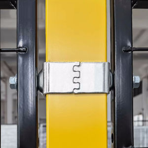 อุปกรณ์เสริมรั้วป้องกันความปลอดภัยสำหรับอุปกรณ์อุตสาหกรรมที่หนีบสแน็ปกั้นสำหรับเวิร์คช็อปคลังสินค้าที่หนีบเสาเชื่อมต่อท่อสี่เหลี่ยมสำหรับรั้ว