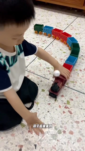 Mainan Model Kereta Api Retro Bola Mengambang Kereta Uap Kreatif Toys Kereta Multi-gerbong Mainan Anak Laki