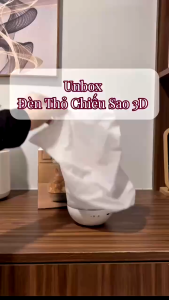 Đèn Ngủ Chiếu Sao 3D Có Nhạc – Xoay 360° | Sạc + Remote + Combo 6 Phim – Mẫu Cao Cấp