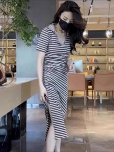 ชุดเดรสลายทางคอวีสไตล์ฮ่องกง ทรงเอ แขนสั้น กระโปรงทรงเอ ทรงเข้ารูป ผ้าฝ้ายผสมโพลีเอสเตอร์ ทรงเข้ารูป สำหรับผู้หญิง