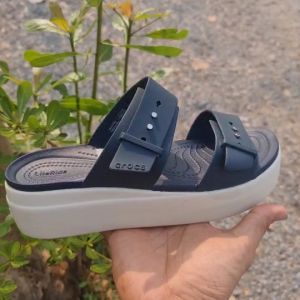 ผ้ารองเท้า Crocs Brooklyn Mid Wedge รุ่นเพิ่มสูง 2.3 สำหรับผู้หญิง สินค้าเกรด มีให้เลือก 4 สี ไสซ์ 36-40 สอบถามสีและไซส์ก่อนที่จะสั่งซื้อ
