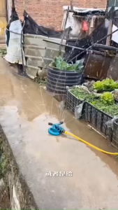 Vòi tưới nước tự động xoay 360 độ tiện lợi chất lượng cao 12 tia nước xịt xa đến 4m