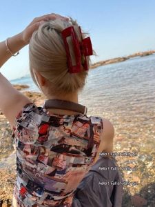 กิ๊บติดผมสีแดงสไตล์เรโทรสำหรับปีใหม่ 2024 กิ๊บติดผมทรงฉลามแบบเรียบง่ายและหรูหราสำหรับผมยาว ตกแต่งผมด้วยกิ๊บติดผมแบบทันสมัย