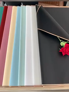 กระดาษห่อดอกไม้ กระดาษฟลาวด์ ขอบทอง/ขอบสีเข้ม กันน้ำ (20แผ่น/แพ็ค) ขนาด56x56cm มีหลายสีให้เลือก ใช้ได้กับดอกไม้สดและดอกไม้ประดิษฐ์ อุปกรณ์จัดช่อดอกไม้