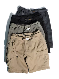 กางเกงคาร์โก้เอวกลางหนาผู้ชายกางเกงขาสั้นลําลองขาตรงหลวมพร้อมการตกแต่งกระเป๋าสําหรับฤดูร้อนสีกากี