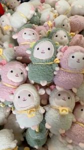 Thú nhồi bông cừu đeo túi lông xù so cute - Size 22cm - Quà tặng gấu bông cừu dễ thương - Gối ôm mềm mịn cho bé.