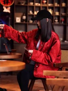 เสื้อเชิ้ตผ้าไหมซ่งสีแดงหรูหราสไตล์จีนใหม่ HARSIDE กระดุมกลม แขนยาว คอโปโล ฤดูใบไม้ร่วง 2024 แหล่งกำเนิด: จีน