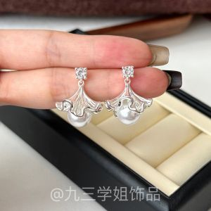 Elegant Pearl Leaf Earrings S925 Silver Needle Mixed Material Jewelry Subtle Luxury Skirt Hem Design Fashionable Accessories