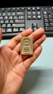 พระสมเด็จอนุสรณ์ ๑๐๐ ปี หลังรูปเหมือน หลวงพ่อแพ วัดพิกุลทอง จ.สิงห์บุรี พิธีใหญ่ เกจิดังร่วมปลุกเสก ปี ๒๕๓๕ รับประกันพระแท้