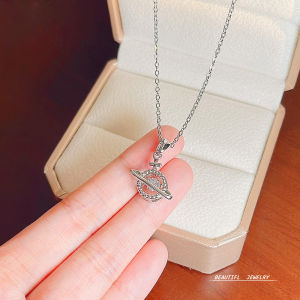 สร้อยคอพร้อมจี้ Han Han Lockbone ที่สวยงาม: โซ่ไม้กางเขนเหล็กไทเทเนียมพร้อมฝังอัญมณีผสม มีสไตล์และหรูหราสําหรับผู้หญิง