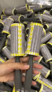 ลูกกลิ้งเก็บขนและฝุ่นบนเสื้อผ้า IKEA สีเทา ขนาด 7.5 ม.