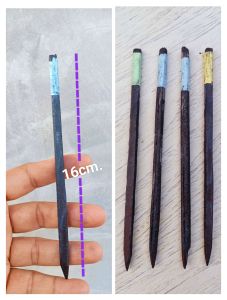 ดินสอชนวน ดินสอชนวนโบราณ  ดินสอหินชนวน ทำจากหินแท้ แท่งละ15บาท ใช้เขียนบนกระดานชนวน ยาว 16 cm. แท่งละ 15 บาท