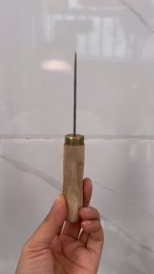 Dùi nhọn tạo lỗ trước khi khâu
