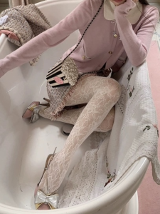 ถุงเท้าตาข่ายศิลปะสีม่วง ดีไซเนอร์เล็ก ทรงเรขาคณิต น่ารักในช่วงต้นฤดูใบไม้ผลิ ถุงเท้าผู้หญิง ผ้าตาข่ายสุดเซ็กซี่ ใส่สบายในฤดูใบไม้ผลิ 2025