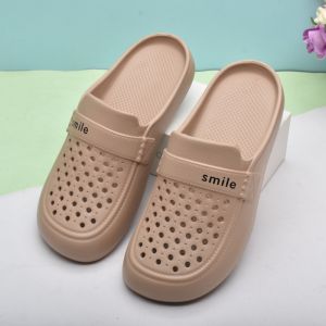 รองเท้าแตะส้นแบนแบบสวมสำหรับผู้หญิงในช่วงฤดูร้อน รองเท้าแตะชายหาดแบบมีรู รองเท้าแตะแบบสวมหัวแบบมีรูปทรงเรขาคณิตแบบนิ่มและสบาย