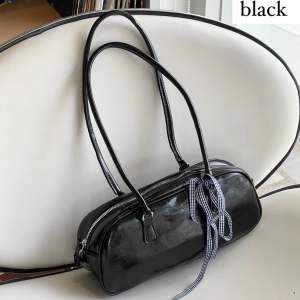 🌭Crushy Bags🌭✨NEW IN  กระเป๋าหนัง Pu ลายหนังวัว ทรงยาว แมชลุคง่าย ตัวสายยาวสะพายไหล่ได้ค่ะ