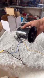 Còi lùi giọng nói. Còi xi nha còi de giọng nói. Điện 12v và 24v