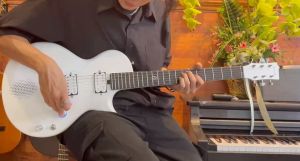 Enya Nova Go Sonic กีตาร์ไฟฟ้าอัจฉริยะ สีขาว/สีดำ