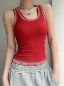 เสื้อกั๊กแขนกุดคอวีสีแดงระบาย ทรงสลิมฟิต ผ้าฝ้ายผสม PU สำหรับผู้หญิงวัย 18-24 ปี ฤดูร้อน 2025 ปกปิดหน้าอกข้าง