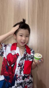 แวกส์ จัดแต่งทรงผมสำหรับเด็ก - Just Gentle Kids Hair Wax 50 g Berry Scent - ปัด เรียบ แบบดูเป็นธรรมชาติ - กลื่นเบอร์รี่ - ผลิตภัณฑ์จัดแต่งทรงผมออร์แกนิค บำรุงผมด้วยออร์แกนนิคออยส์ และสารสกัดจากผลไม้ 6 ชนิด