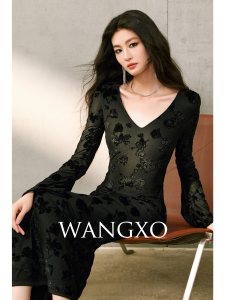 WANGXO | Đầm V-Cổ Dệt Kim Cao Cổ Đính Hoa Voan Xòe Tay Dài