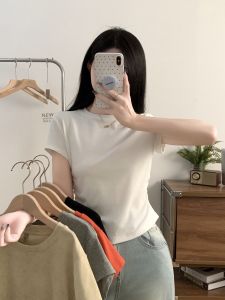 เสื้อยืดแขนสั้นผ้าฝ้ายแท้ทรงเข้ารูปสำหรับผู้หญิง ฤดูร้อน 2024 ดีไซน์ไม่สมมาตร เอวเข้ารูป เสื้อสั้นทรงเข้ารูป