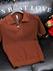 เสื้อโปโลคอวีถักบางสไตล์ฤดูร้อนสำหรับผู้ชาย เสื้อยืดแขนสั้นแบบท่อร้อยหลวมๆ ทรงเข้ารูป เสื้อผ้าทำงานผู้ชาย