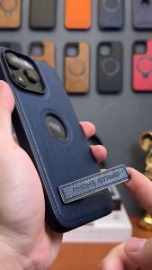 Ốp lưng da khoét táo có chống đứng dành cho iPhone 15 / 15 Plus / 15 Pro / 15 Pro Max