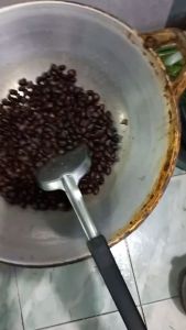 เม็ดมะขามคั่ว หอมๆ คั่วเตาถ่านไฟอ่อนๆ กินเพลินๆ คั่วไปขายไป ท่านใดสนใจ สั่งมาได้เลยจ้า คัดเม็ดสวยๆค่ะ