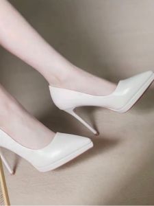 รองเท้าส้นสูงพื้นยางกันน้ำสไตล์เกาหลีสำหรับผู้หญิง ส้นบาง ไม่ทำให้เท้าเจ็บ หนัง PU ทรงหัวแหลม ทรงหัวมน ฤดูร้อน 2024