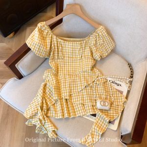 Áo Sơ Mi Nữ Tay Ngắn Họa Tiết Kẻ Caro Màu Vàng Mùa Hè Viền Ren Áo Búp Bê Thiết Kế Cắt Xẻ Chất Liệu Cotton Pha Trộn