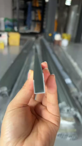 รางขอบฝา อลูมิเนียม ขอบฝาตัวยู อุปกรณ์ประกอบแร็ค ตู้ลำโพง เครื่องเสียง ความหนา 1mm. ยาว 2เมตร