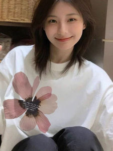 เสื้อยืดแขนสั้นลายดอกไม้นิ่มสไตล์อเมริกันย้อนยุคสำหรับผู้หญิงในฤดูร้อน ทรงหลวม เสื้อผ้าทำงาน ทรงเข้ารูป สีแดง เสื้อผ้าทำงาน