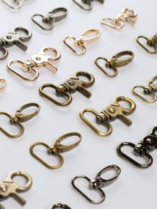 กุญแจโลหะคุณภาพสูง DIY ทำมือ สำหรับกระเป๋า หัวเข็มขัดโลหะ อุปกรณ์เสริมกระเป๋า 20 25 32 อุปกรณ์เสริมกระเป๋า