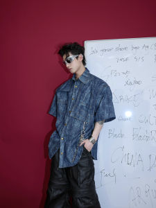 เสื้อยืดคอโปโลแขนสั้นทรงหลวมสไตล์ย้อนยุคแบบลำลองสำหรับฤดูร้อนปี 2024 ดีไซน์ไม่สมมาตร ผ้าผสมคอตตอน สวมใส่สบาย